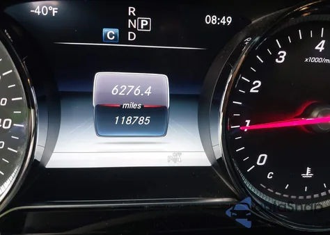 2017 Mercedes-Benz E 300 4Matic z USA, uszkodzony, nr VIN WDDZF4KB5HA110176